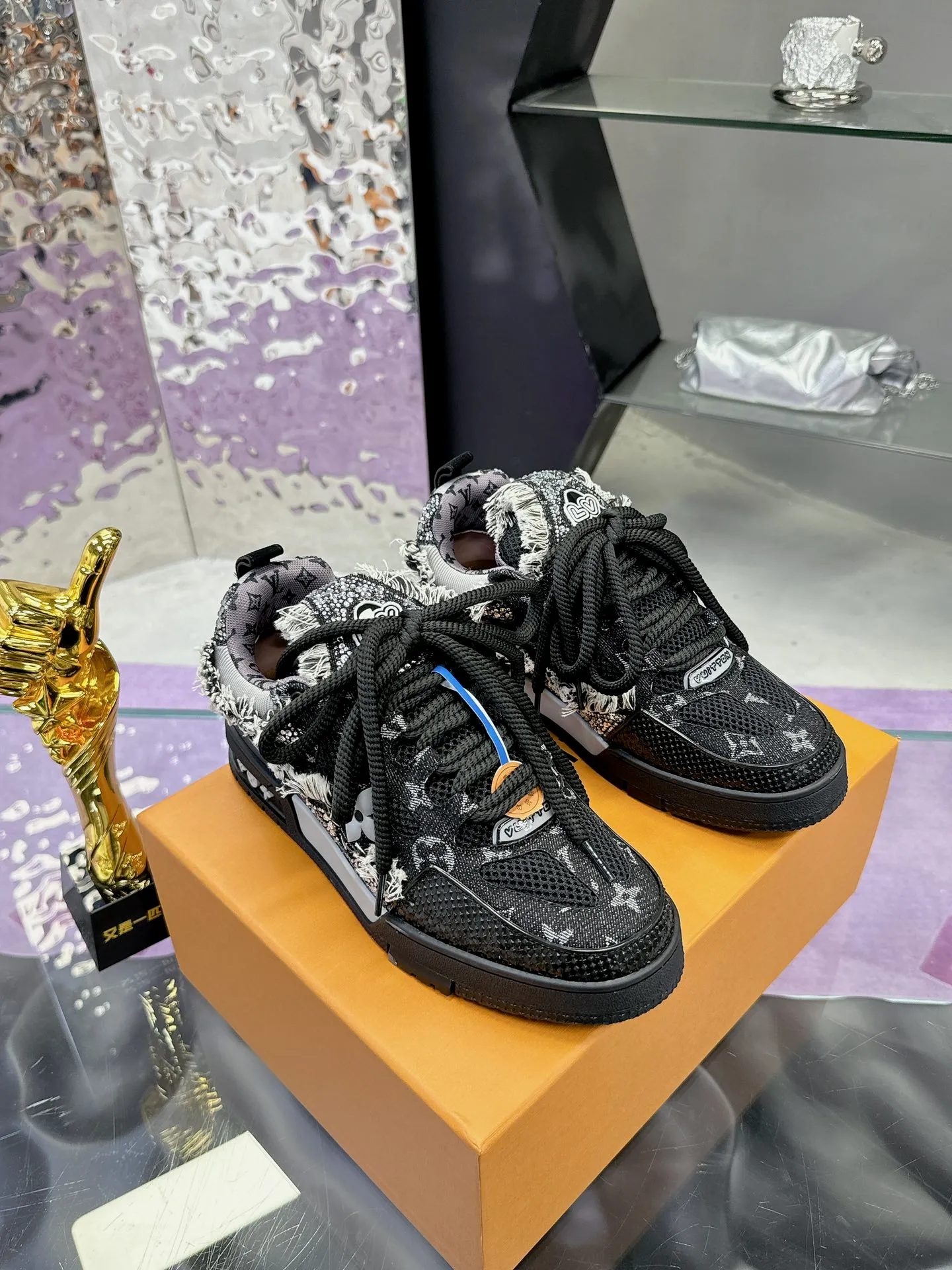 Men's shoes 💰900❤️❤️❤️ 𝙇𝙑 Bread shoes have added new colors 💓 Craftsmanship series 𝟐𝟎𝟐5/𝐒𝐒 𝐧𝐞𝐰 Louis Vuitton catwalk skate shoes are popular, LOUIS VUITTON Trainer is undoubtedly one of the most successful Sneakers launched by luxury brands, but the pace of exploration will not stop. LOUISVUITTON will also bring a new series of skateboard shoes in the spring of 2025. The new series in the picture returns to the 90s Chunky Skate Shoes look and feel. The uppers are made of leather and mesh. The fat silhouette and thick shoelaces are very eye-catching. It is expected to have quite a few colors like the Trainer. Judging from the previous DIOR show skate shoes, this chunky style may be even stronger next year. 💎 Size: Female 35-40 Male 39-46
